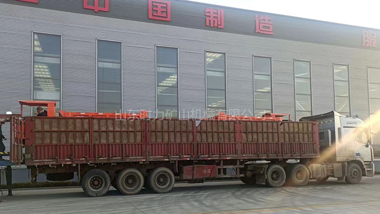兩臺(tái)載重5噸井下四不像車(chē)發(fā)貨湖北某礦