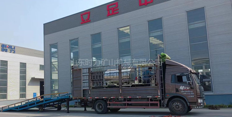 載重2m3電動(dòng)犢牛加奶車發(fā)貨新疆某牧場(chǎng)，助力智慧牧場(chǎng)建設(shè)